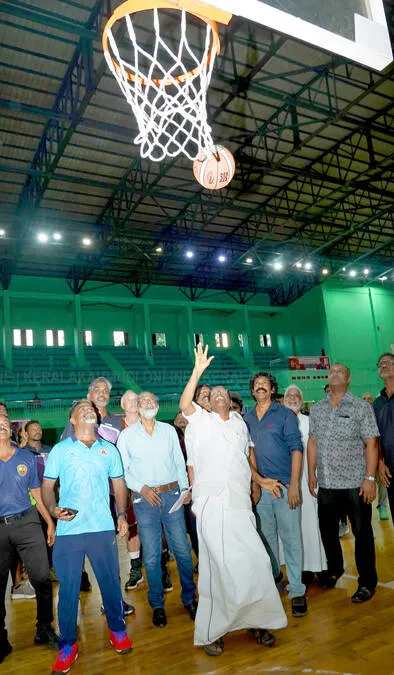 ബാസ്‌ക്കറ്റിലേക്കു ഇങ്ങനെ... 