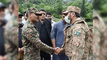 indian-army-officer-and-pak-officer-shaking-hands