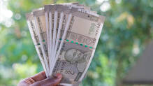 man-earns-2350rs-in-three-hours-by-applying-tilak