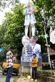 12-messi.1.3880344