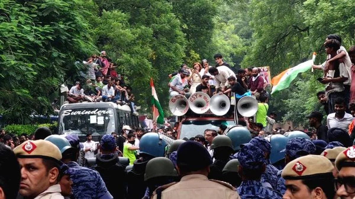 ഇരമ്പിയെത്തി  പാറ്റകൾ : പൊലീസ്  വേട്ടയിൽ  ഡൽഹി  യുദ്ധക്കളം ,​  
പാർലമെന്റ്  കവാടത്തിന്  സമീപം  വരെ  പ്രതിഷേധം