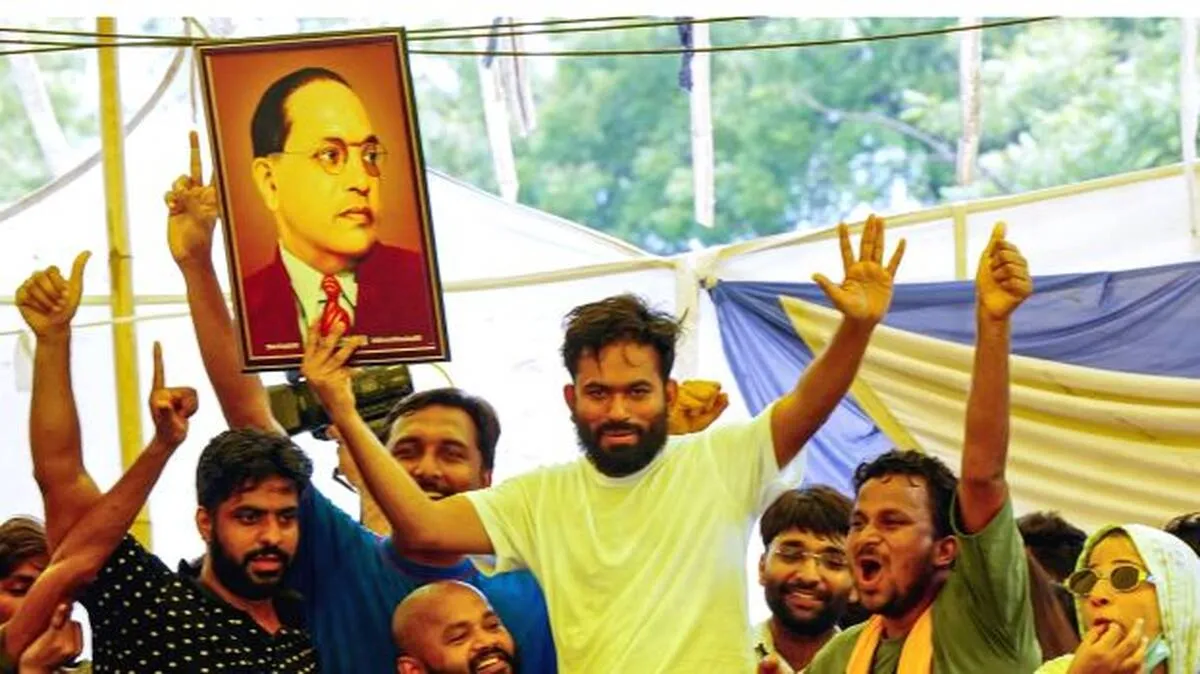 നീ​റ്റി​ൽ​ ​ക​ത്തി
പാറ്റ​ ​വി​പ്ളവം