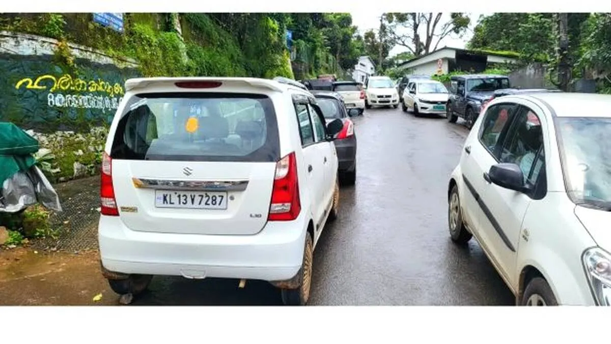 ഗവ. യു.പി. സ്‌കൂളിലെ പരിസരത്തെ അനധികൃത പാർക്കിംഗ് 

ഗതാഗത തടസത്തിന്
കാരണമാകുന്നു
