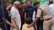 kerala-governor--aids-collapsed-pedestrian-thiruvananthapuram
