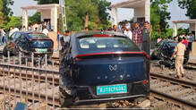 mahindra-xev-9e-jodhpur-railway-track-accident