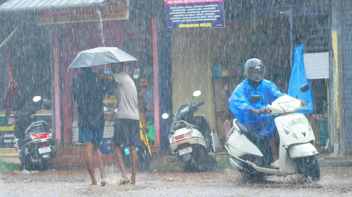 കേരളത്തിൽ അന്തരീക്ഷം മാറുന്നു;  ഏഴ് ജില്ലകൾക്ക് ജാഗ്രതാ നിർദേശം, ഇടിമിന്നലോടുകൂടിയ മഴയ്‌ക്ക് സാദ്ധ്യത